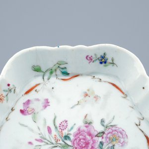 A Chinese famille rose teapot and cover on stand, Qianlong, 18th C. — photo 4