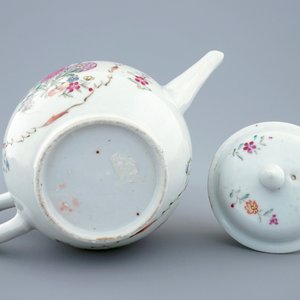 A Chinese famille rose teapot and cover on stand, Qianlong, 18th C. — photo 6