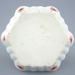 A Chinese famille rose teapot and cover on stand, Qianlong, 18th C. — photo 3