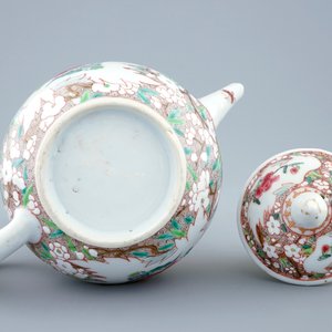 A Chinese famille rose teapot and cover on stand, Qianlong, 18th C. — photo 5