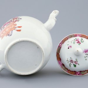 A Chinese famille rose teapot and cover, Qianlong, 18th C. — 照片 3