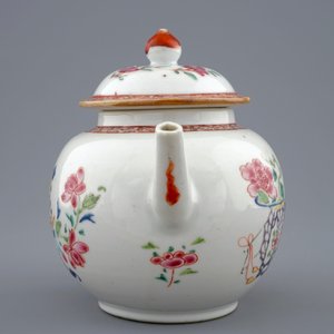 A Chinese famille rose teapot and cover, Qianlong, 18th C. — 照片 2