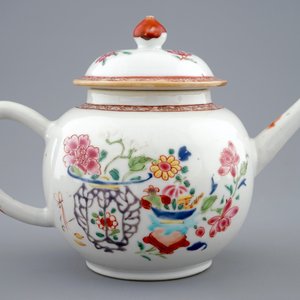 A Chinese famille rose teapot and cover, Qianlong, 18th C. — 照片 3