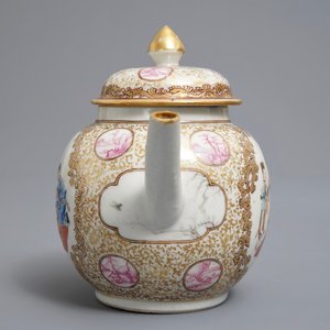 A Chinese famille rose teapot and cover, Qianlong — 照片 2