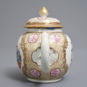 A Chinese famille rose teapot and cover, Qianlong — 照片 4