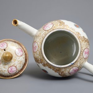 A Chinese famille rose teapot and cover, Qianlong — 照片 5