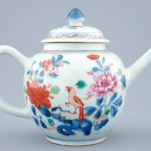 A Chinese famille rose teapot and cover, Qianlong — photo 2