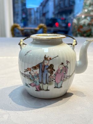 A Chinese famille rose teapot and cover, Tongzhi mark and of the period — photo 1