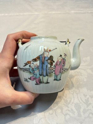 A Chinese famille rose teapot and cover, Tongzhi mark and of the period — photo 2
