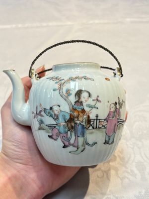 A Chinese famille rose teapot and cover, Tongzhi mark and of the period — photo 4