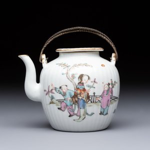 A Chinese famille rose teapot and cover, Tongzhi mark and of the period — photo 1