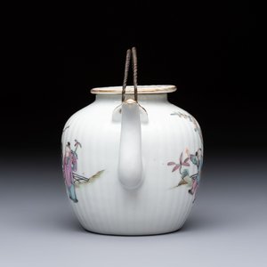 A Chinese famille rose teapot and cover, Tongzhi mark and of the period — photo 5
