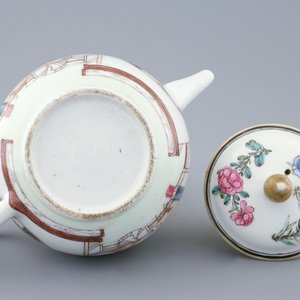 A Chinese famille rose teapot and cover with a garden scene, Yongzheng, 1723-1735 — 照片 3
