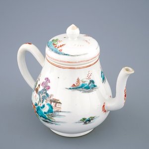 A Chinese famille rose teapot and cover with a landscape, Qianlong, 18th C. — 照片 1
