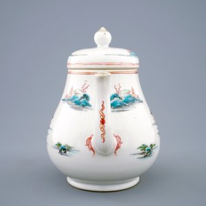A Chinese famille rose teapot and cover with a landscape, Qianlong, 18th C. — 照片 3