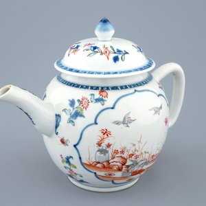 A Chinese famille rose teapot and cover with birds, Qianlong, 18th C. — photo 1
