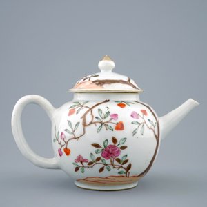 A Chinese famille rose teapot and cover with blossoms and trees, Qianlong, 18th C. — photo 3