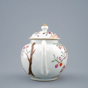 A Chinese famille rose teapot and cover with blossoms and trees, Qianlong, 18th C. — photo 4