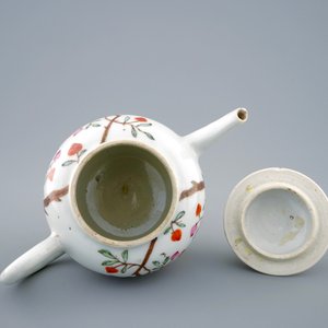 A Chinese famille rose teapot and cover with blossoms and trees, Qianlong, 18th C. — photo 5