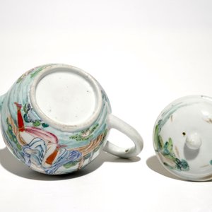 A Chinese famille rose teapot and cover with erotical design, Qianlong — photo 6