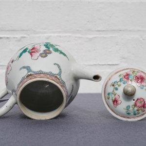 A Chinese famille rose teapot and cover with fine floral design, Yongzheng — 照片 11