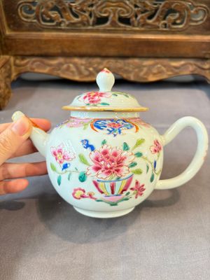A Chinese famille rose teapot and cover with floral design and three cups, Qianlong — photo 1