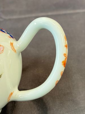 A Chinese famille rose teapot and cover with floral design and three cups, Qianlong — photo 11
