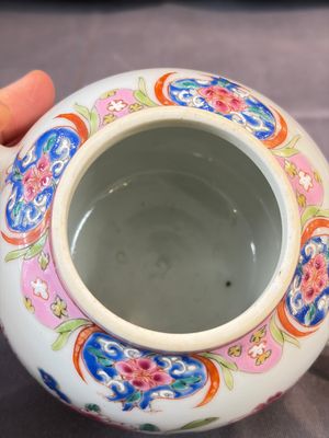 A Chinese famille rose teapot and cover with floral design and three cups, Qianlong — photo 12