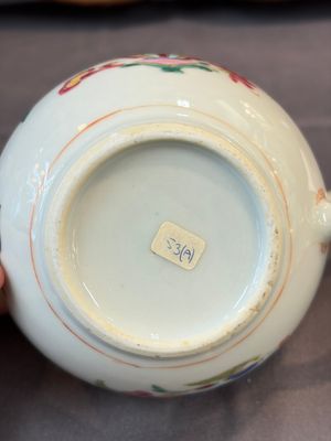 A Chinese famille rose teapot and cover with floral design and three cups, Qianlong — photo 13