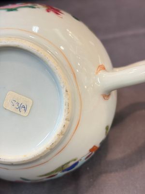 A Chinese famille rose teapot and cover with floral design and three cups, Qianlong — photo 14