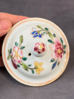 A Chinese famille rose teapot and cover with floral design and three cups, Qianlong — photo 15
