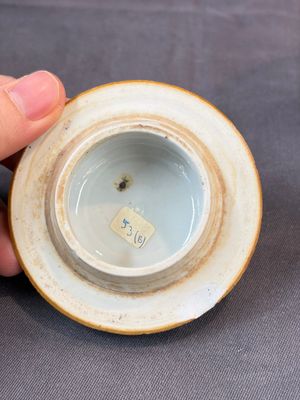 A Chinese famille rose teapot and cover with floral design and three cups, Qianlong — photo 16