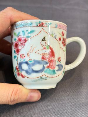 A Chinese famille rose teapot and cover with floral design and three cups, Qianlong — photo 18
