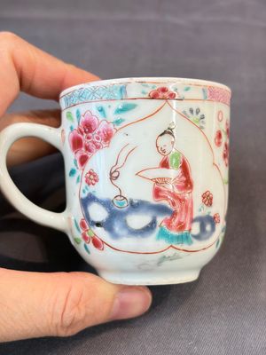 A Chinese famille rose teapot and cover with floral design and three cups, Qianlong — photo 19