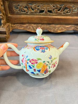 A Chinese famille rose teapot and cover with floral design and three cups, Qianlong — photo 2