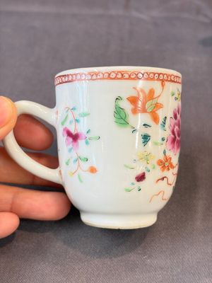 A Chinese famille rose teapot and cover with floral design and three cups, Qianlong — photo 23