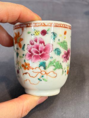 A Chinese famille rose teapot and cover with floral design and three cups, Qianlong — photo 24