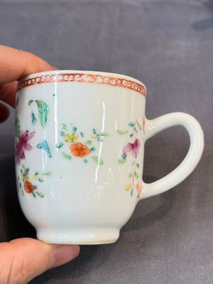 A Chinese famille rose teapot and cover with floral design and three cups, Qianlong — photo 25