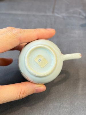A Chinese famille rose teapot and cover with floral design and three cups, Qianlong — photo 27