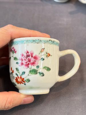 A Chinese famille rose teapot and cover with floral design and three cups, Qianlong — photo 28