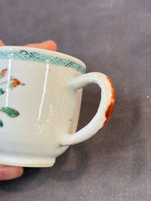 A Chinese famille rose teapot and cover with floral design and three cups, Qianlong — photo 29