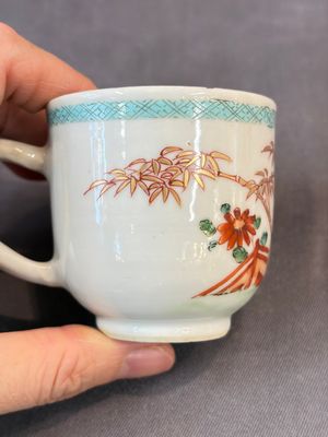A Chinese famille rose teapot and cover with floral design and three cups, Qianlong — photo 30