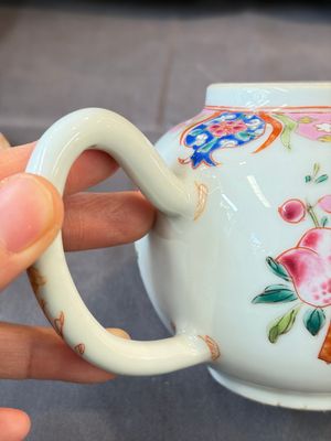 A Chinese famille rose teapot and cover with floral design and three cups, Qianlong — photo 3