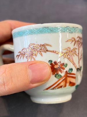 A Chinese famille rose teapot and cover with floral design and three cups, Qianlong — photo 33