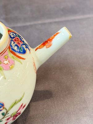 A Chinese famille rose teapot and cover with floral design and three cups, Qianlong — photo 4