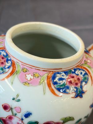 A Chinese famille rose teapot and cover with floral design and three cups, Qianlong — photo 5