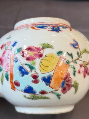 A Chinese famille rose teapot and cover with floral design and three cups, Qianlong — photo 6