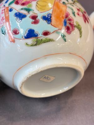 A Chinese famille rose teapot and cover with floral design and three cups, Qianlong — photo 7