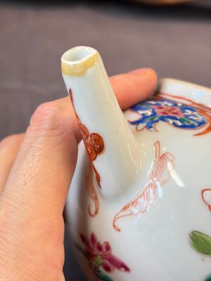 A Chinese famille rose teapot and cover with floral design and three cups, Qianlong — photo 8