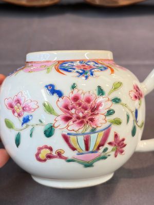 A Chinese famille rose teapot and cover with floral design and three cups, Qianlong — photo 9